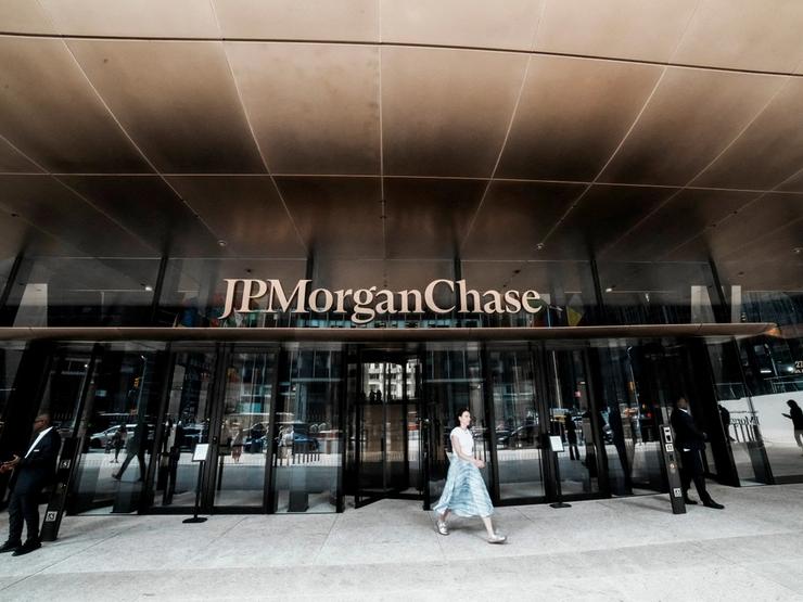 People exit the JPMorgan Chase & Co., headquarters in New York City, U.S., Apr. 1, 2026.