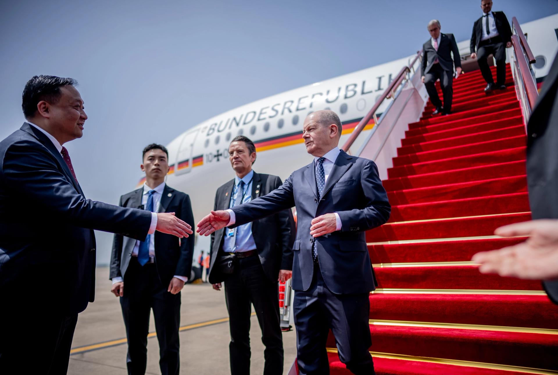 German Chancellor Olaf Scholz is greeted at Shanghai Airport. 
