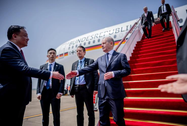 German Chancellor Olaf Scholz is greeted at Shanghai Airport.