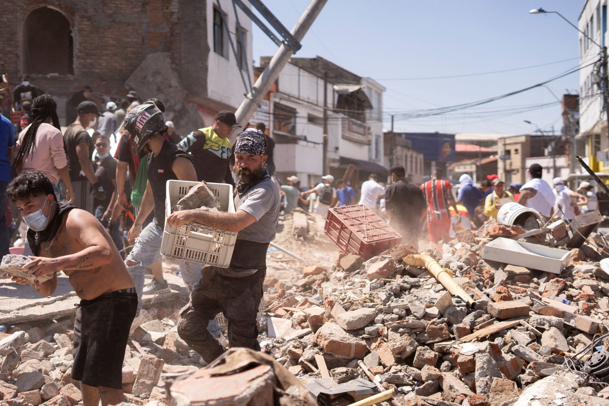 Colombians clear rubble following earthquake