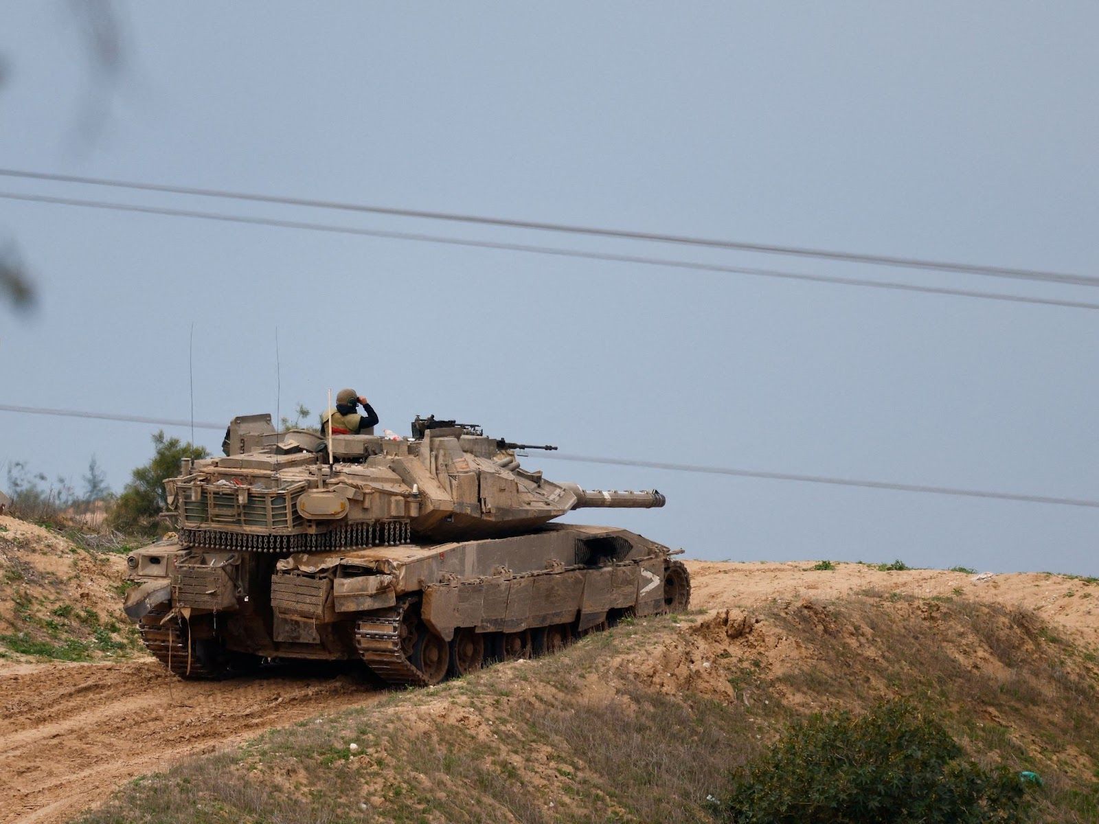 一辆以色列坦克从加沙边境以色列一侧向外望去