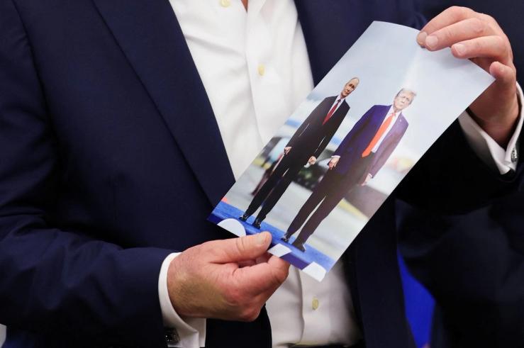 Trump holding up a photo of him and Putin.