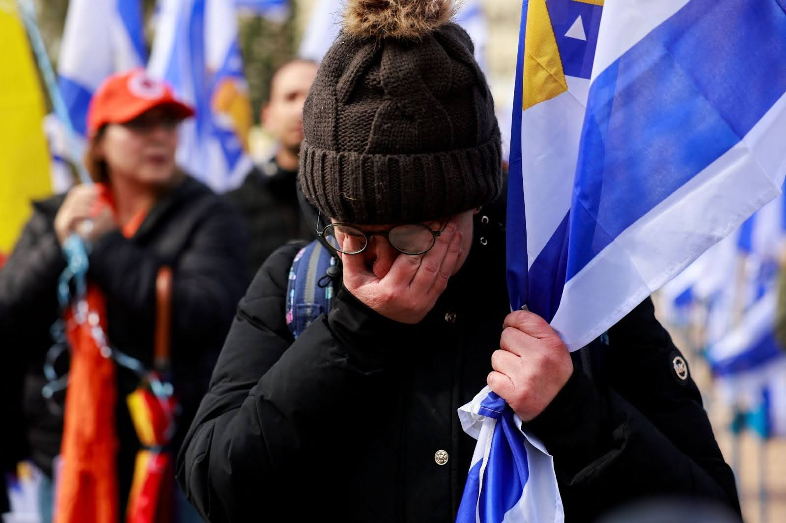A person crying after the release of the hostages’ bodies. 