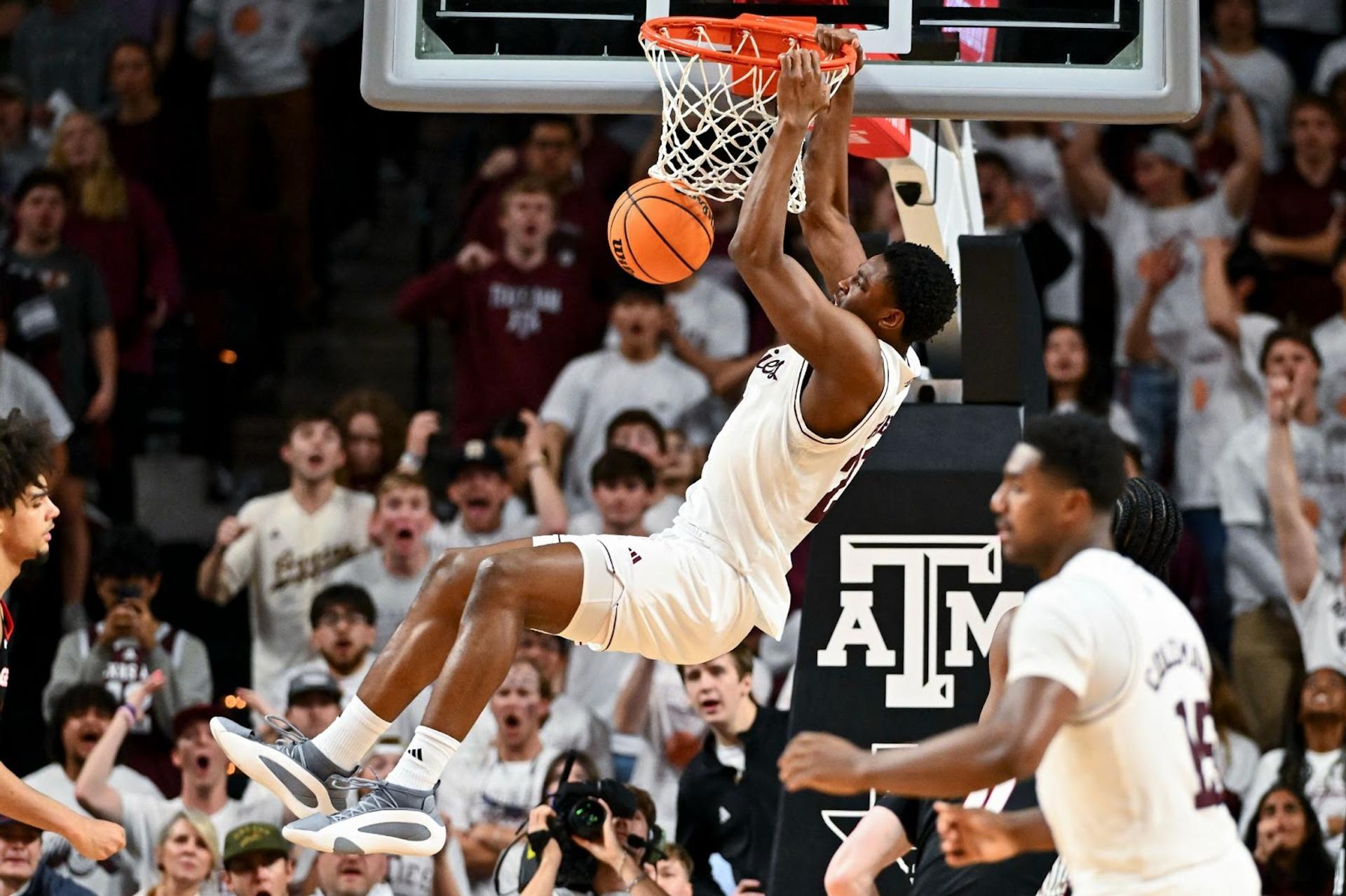 Texas A&M Aggies forward Pharrel Payne dunks the ball during the second half against the Georgia Bulldogs at Reed Arena