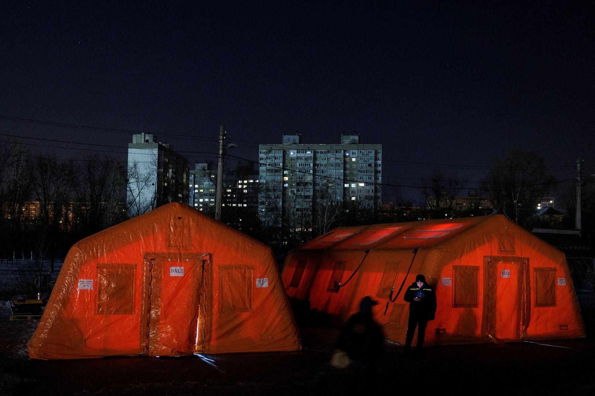 Ukrainians warm themselves in tents during Kyiv power outage
