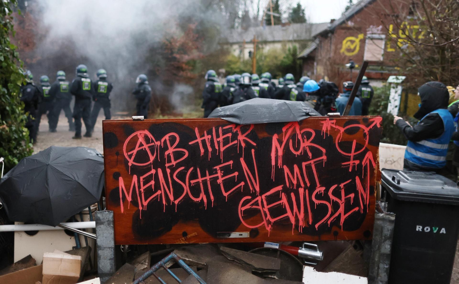 Police officers move into the lignite village of Lützerath, which has been occupied by climate activists. The energy company RWE wants to excavate the coal lying under Lützerath - for this purpose, the hamlet on the territory of the city of Erkelenz at the opencast lignite mine Garzweiler II is to be demolished.