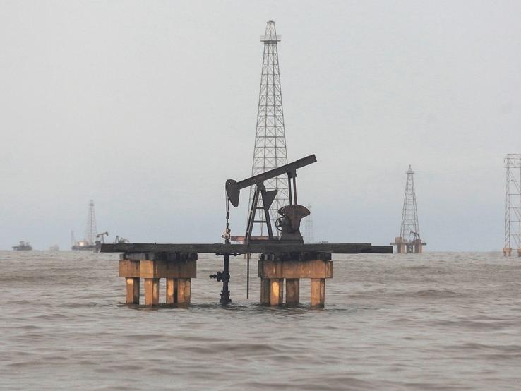 Oil rig lake Maracaibo