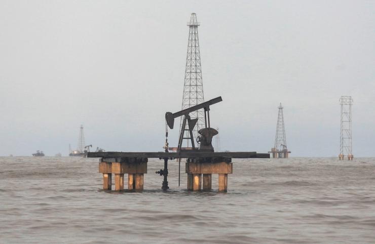 Oil rig lake Maracaibo