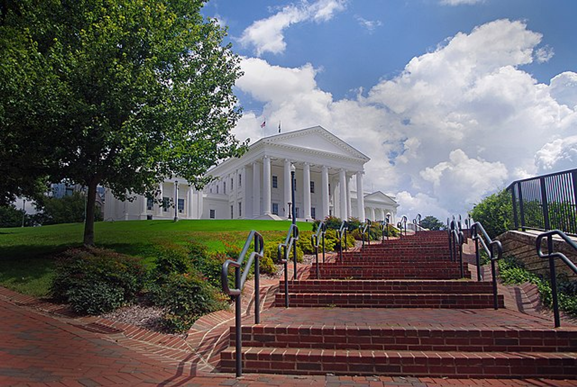 An image of the Virginia Capitol in Richmond.