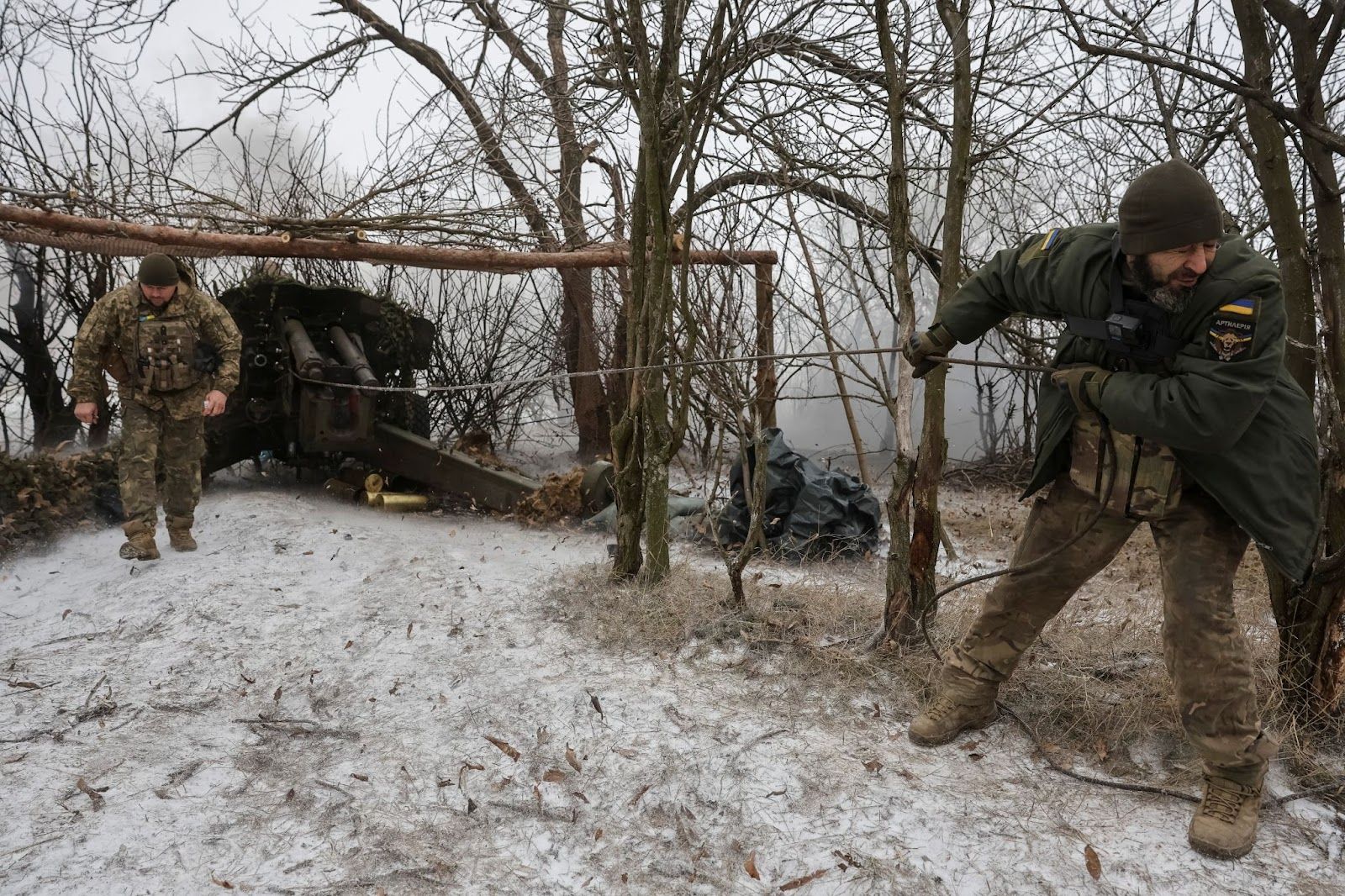 乌克兰士兵向乌克兰东部的俄罗斯阵地开火。