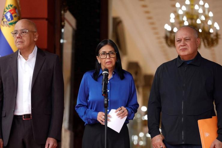 Delcy Rodríguez standing next to Venezuelan officials.