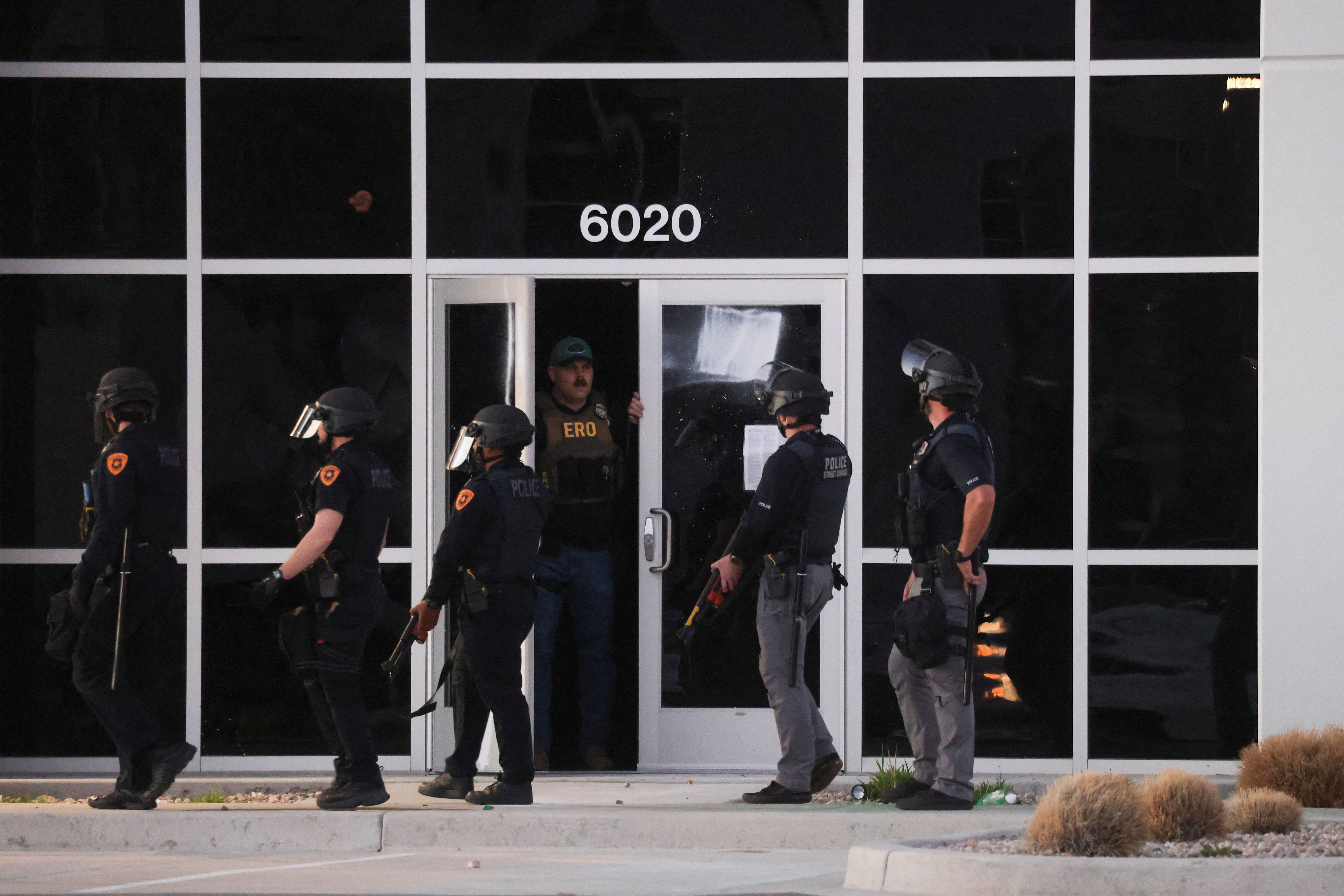 A federal agent overlooks police officers