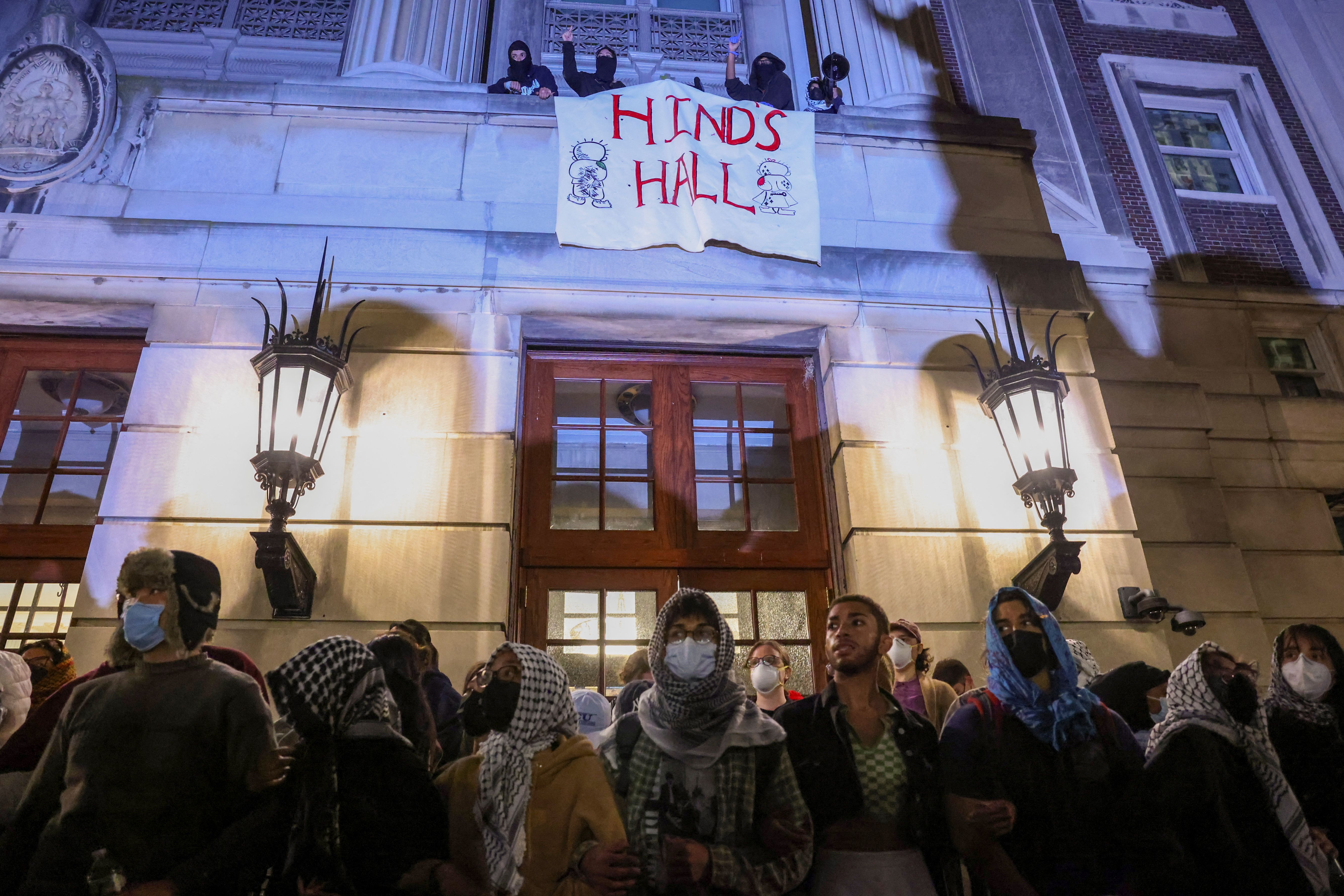 Clashes Break Out At UCLA After New York Police Storm Columbia ...