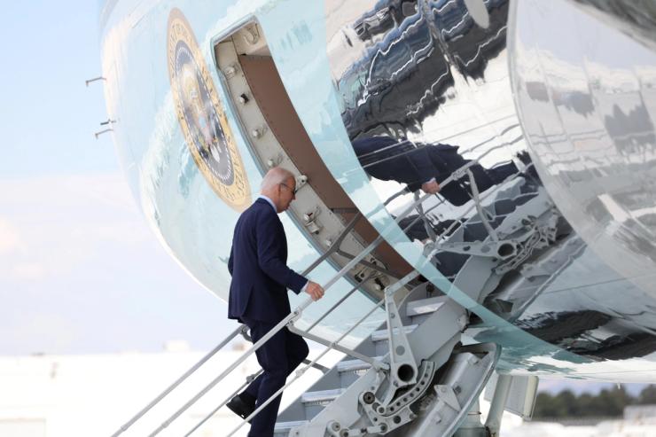 U.S. President Joe Biden boards Air Force One at Harry Reid international airport in Las Vegas, Nevada, U.S., July 17, 2024. REUTERS/Tom Brenner