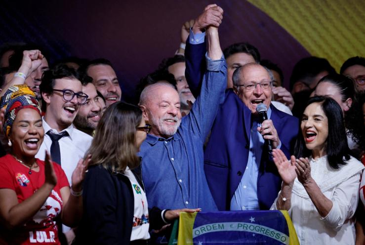 Brazilian President Luiz Inacio Lula da Silva, the Workers’ Party (PT) candidate for presidential re-election, celebrates with his wife, Rosangela “Janja” da Silva, and Vice President Geraldo Alckmin after winning the presidential runoff election.