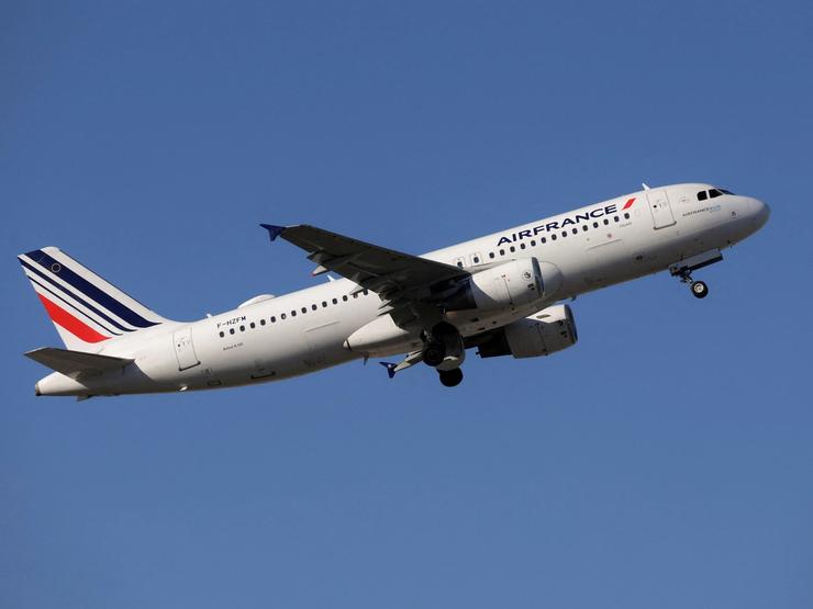 An Airbus A320-214.