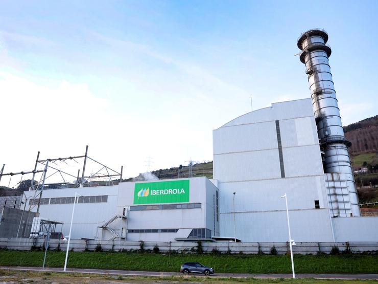 A car passes an Iberdrola electrical substation in Santurce.
