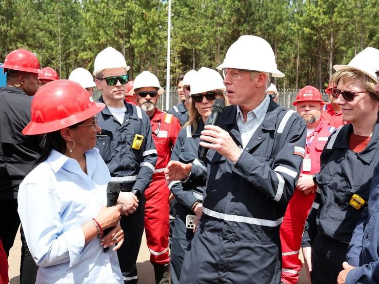 Venezuela’s interim President Rodriguez and US Energy Secretary Wright tour oil facilities.