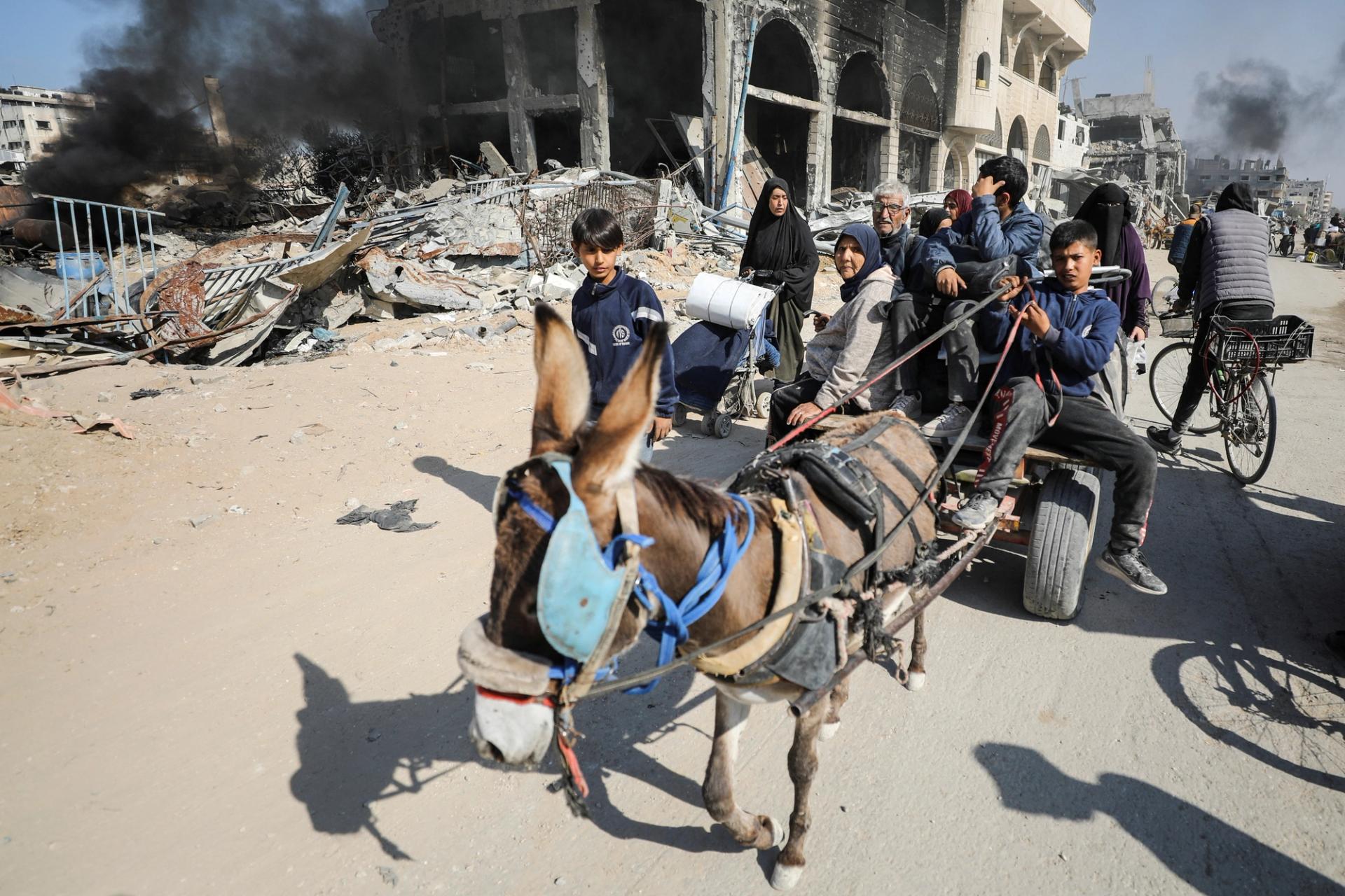 Displaced Palestinians make their way after fleeing the northern part of Gaza amid an Israeli military operation, in Gaza City, November 12, 2024.