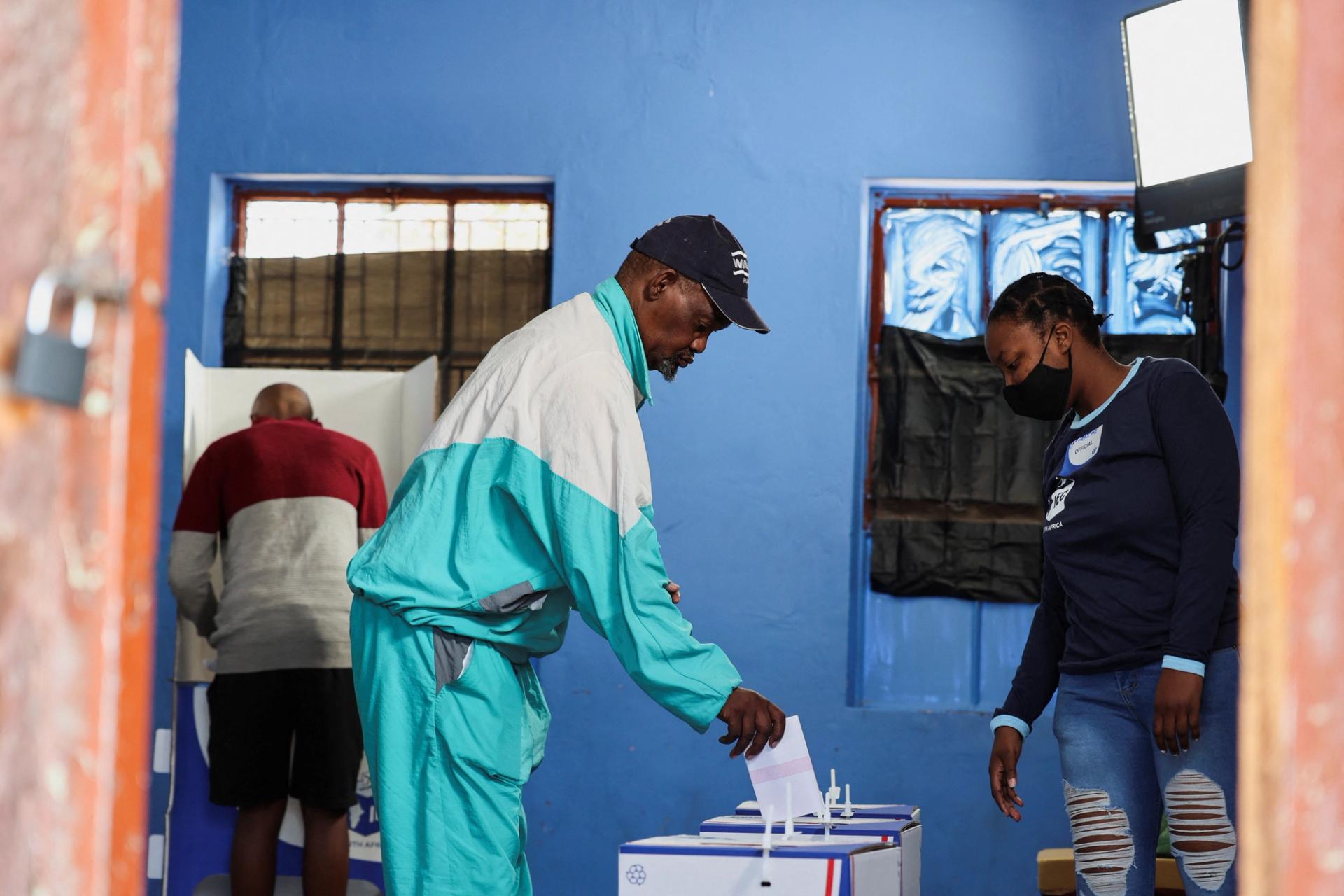 People vote at Mponegele Primary School during the South African elections in Seshego, Limpopo Province, South Africa May 29, 2024. REUTERS/Alet Pretorius