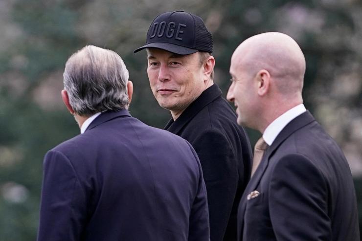 Elon Musk in conversation with Howard Lutnick.