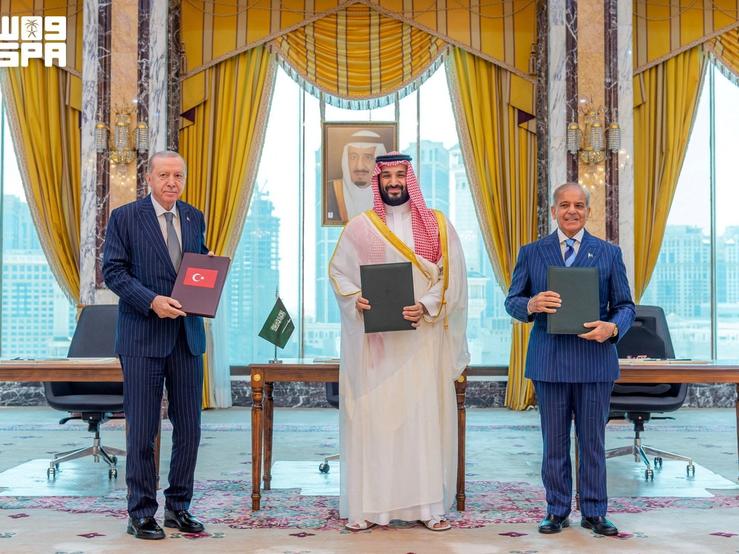 Turkish President Tayyip Erdogan, Saudi Crown Prince Mohammed bin Salman, and Pakistan’s Prime Minister Shehbaz Sharif pose after signing a joint defence agreement in Mecca, Saudi Arabia, August 7, 2026