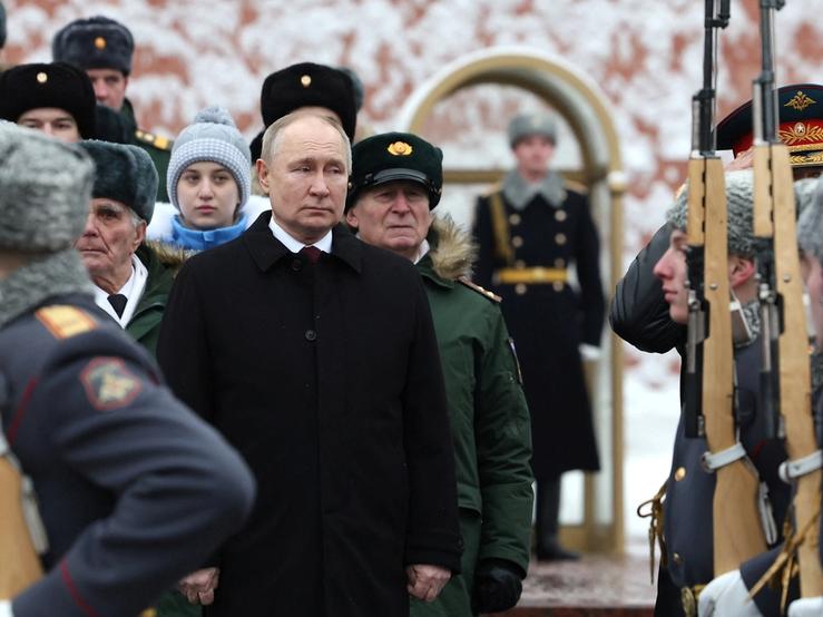 Putin with members of the Russian Army.
