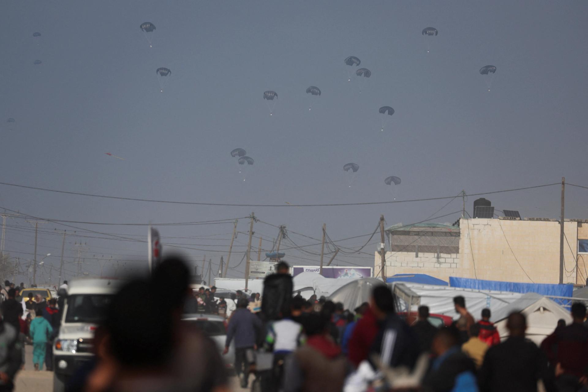 Aid is air-dropped over Gaza, amid the ongoing the conflict between Israel and Hamas, in Rafah in the southern Gaza Strip, February 27, 2024. REUTERS/Ibraheem Abu Mustafa