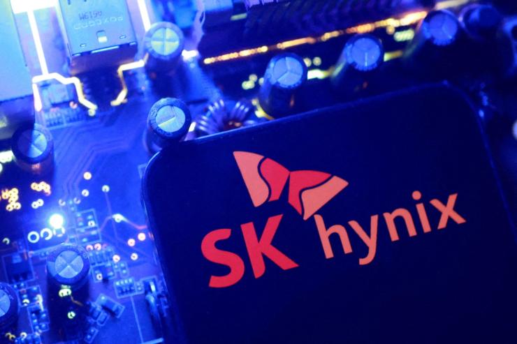 An SK Hynix logo.