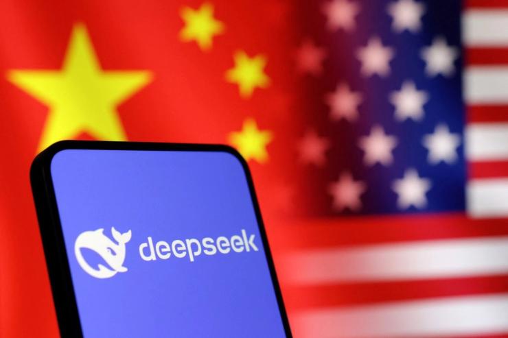 A DeepSeek logo in front of a Chinese and a US flag.