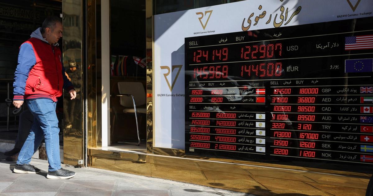 Iranian protests over economy spread to universities