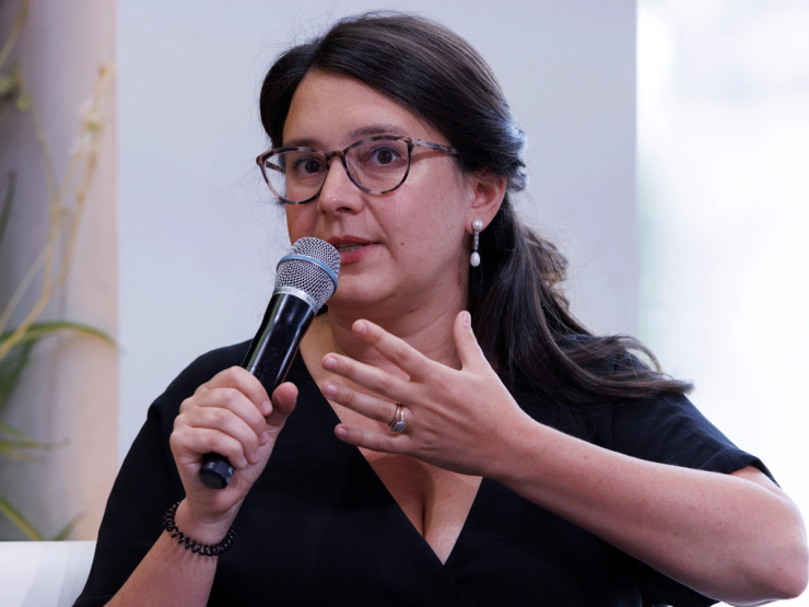 Bari Weiss holding a microphone in 2022