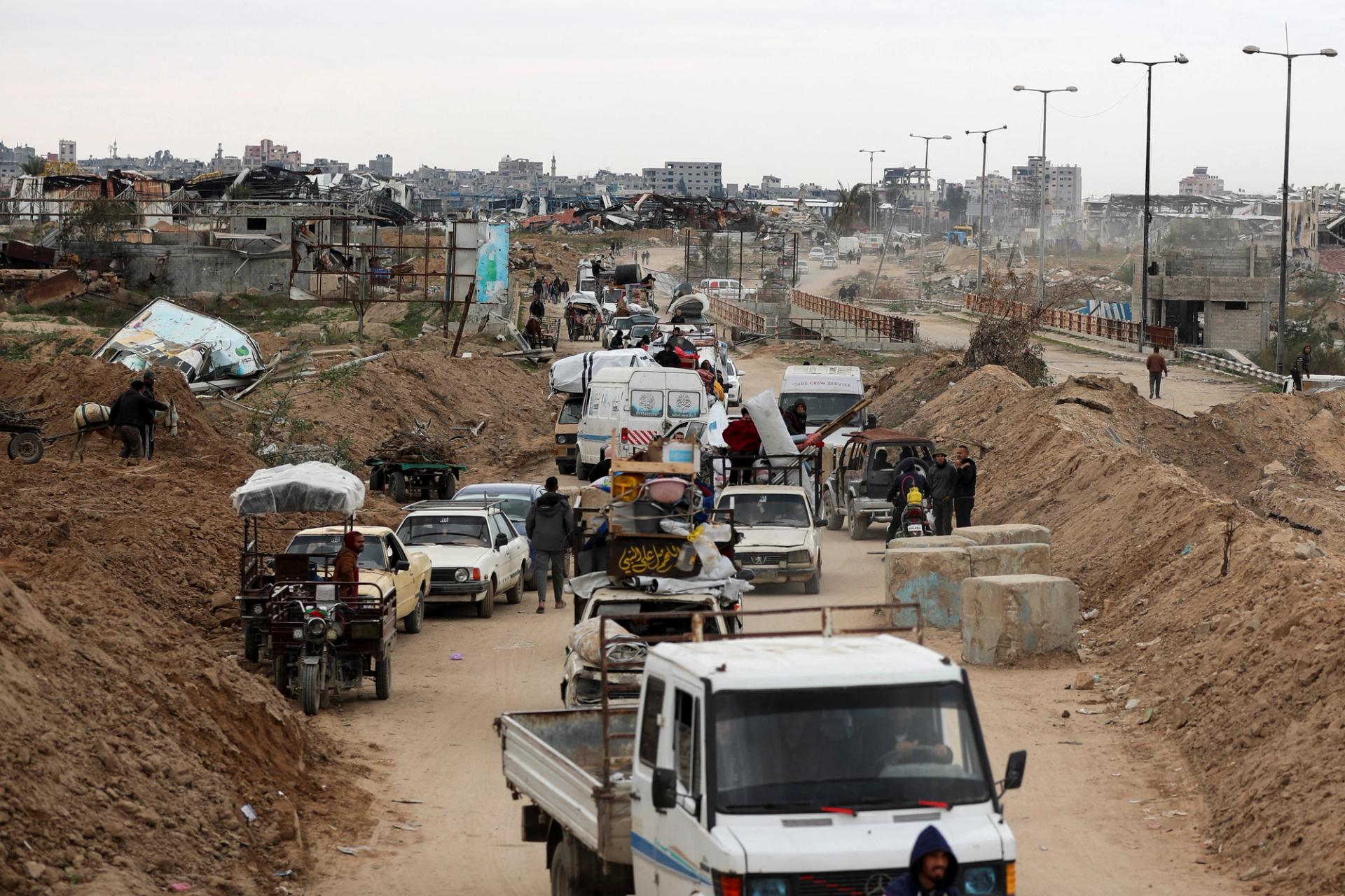 Palestinians make their way after Israeli forces withdrew from the Netzarim Corridor.