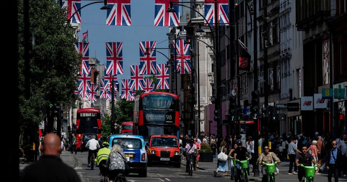 London's mayor plans to ban cars from Oxford Street