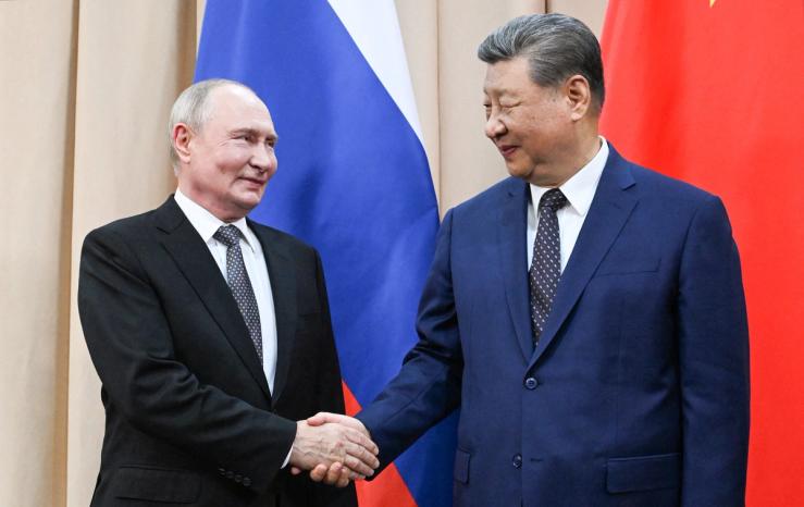 Russian President Vladimir Putin and Chinese President Xi Jinping shake hands at the 2026 SCO summit.