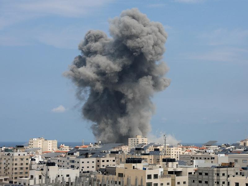 Smoke rises following Israeli strikes in Gaza, October 9, 2023. REUTERS/Mohammed Salem