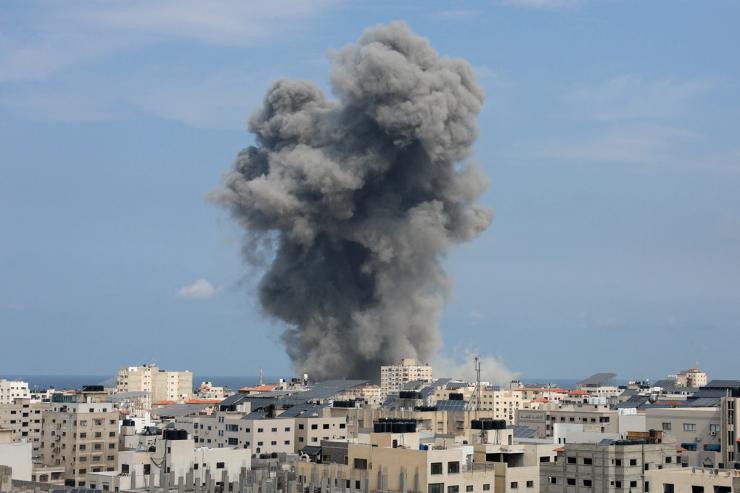 Smoke rises following Israeli strikes in Gaza, October 9, 2023. REUTERS/Mohammed Salem