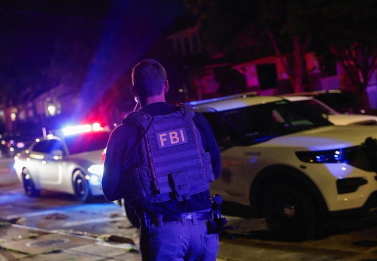 An FBI agent takes part in a police arrest in DC