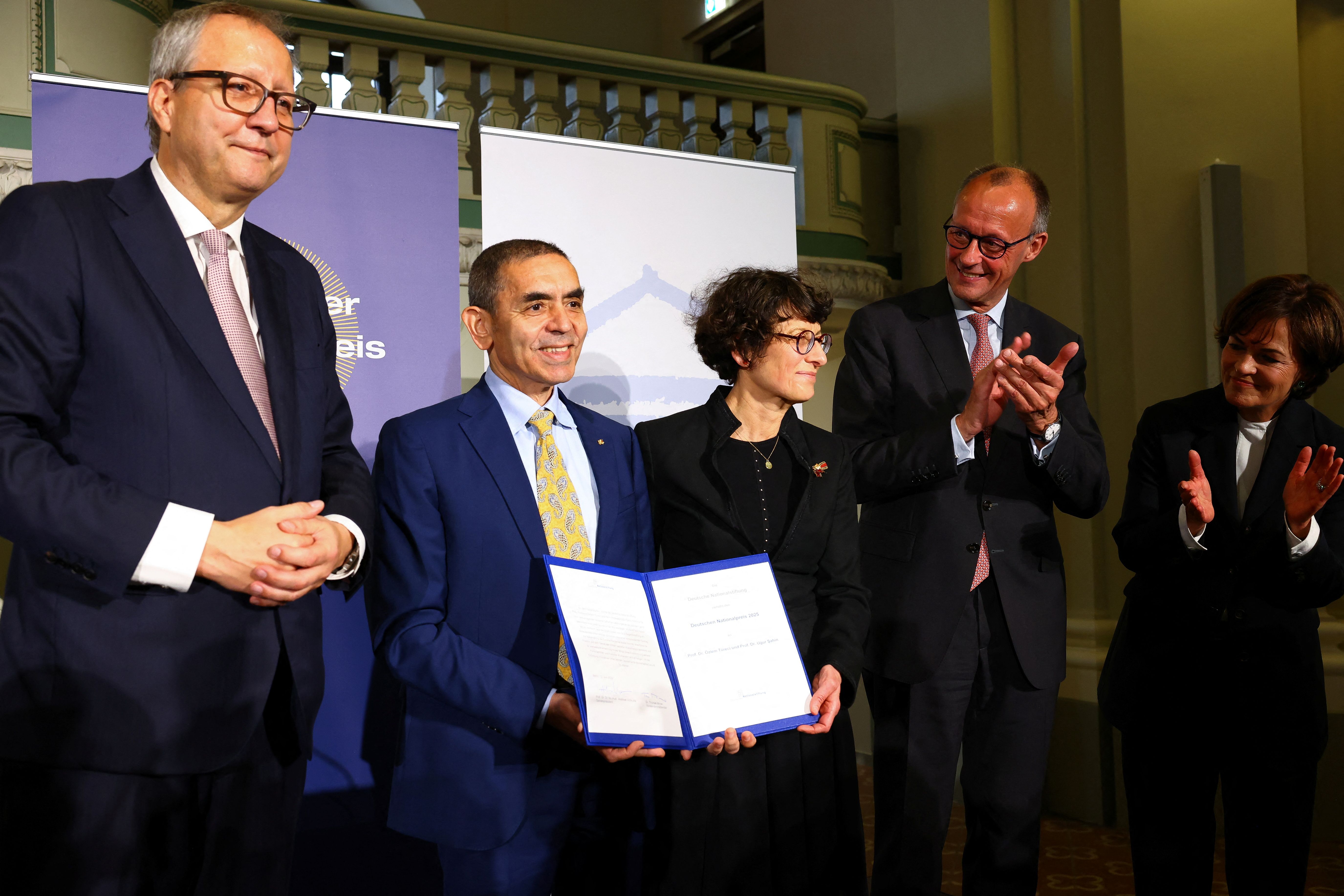 BioNTech founders Özlem Türeci and Uğur Şahin (center).