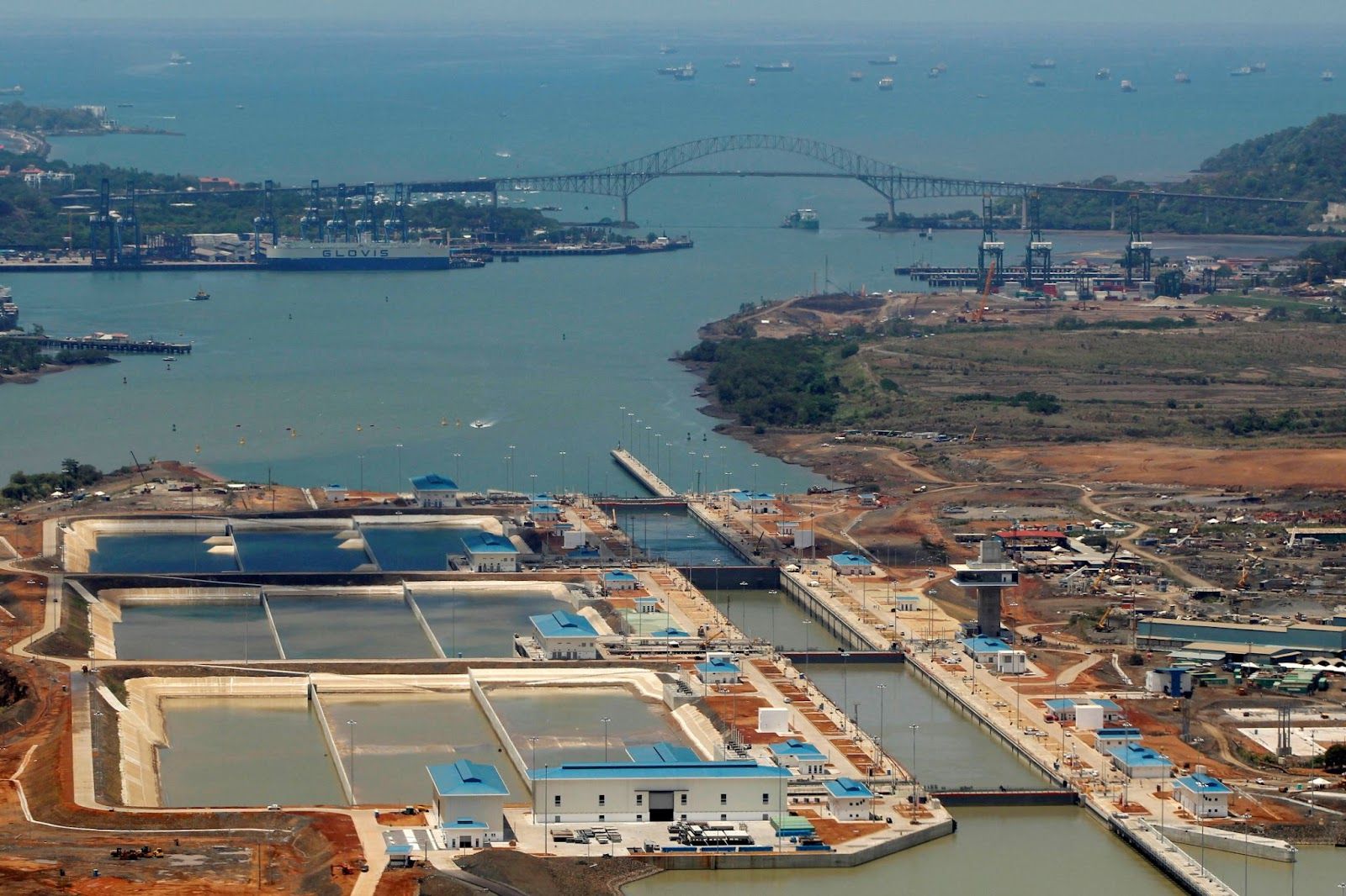 巴拿马运河的俯视图，显示运河船闸。