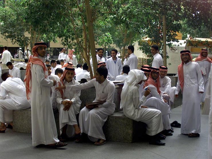 Saudi students gather in numbers in a courtyard at King Saud University in Riyadh October 30, 2002.