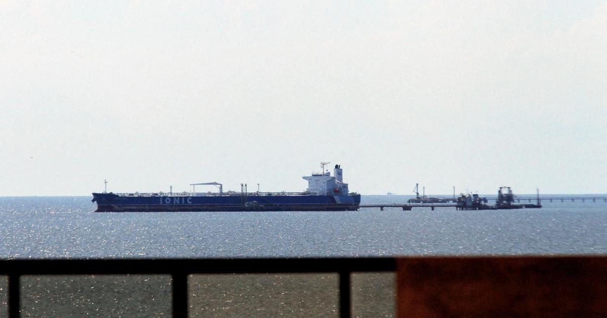 US orders blockade of Venezuelan oil tankers