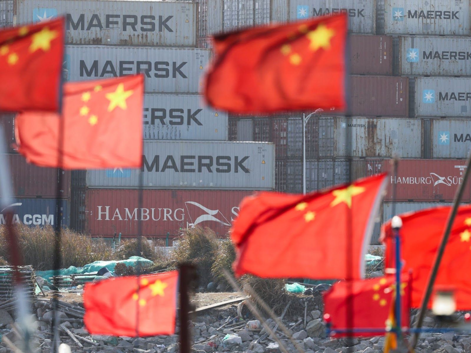 上海郊外洋山港的集装箱附近飘扬着中国国旗