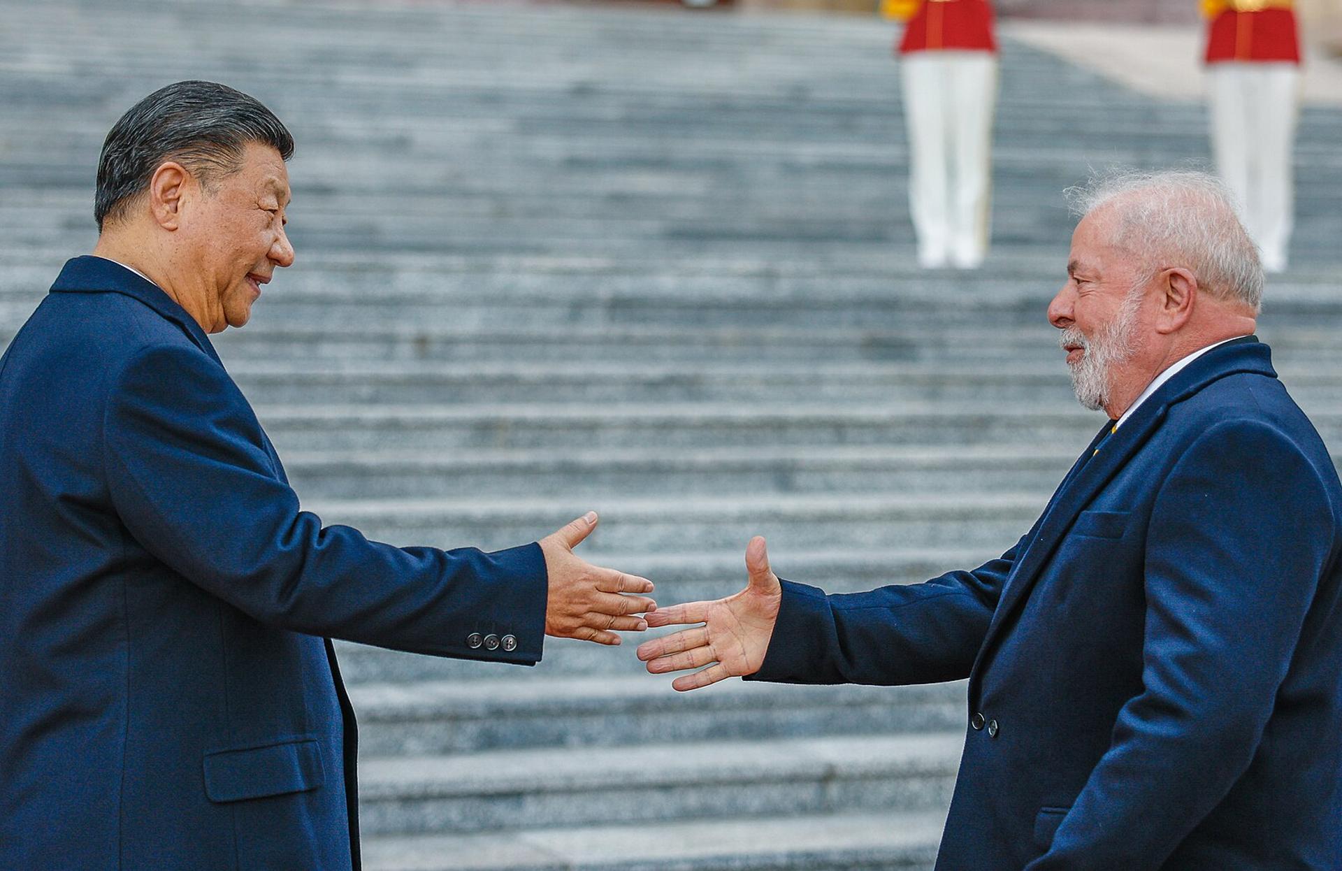 Chinese President and Brazilian President Luiz Inácio Lula da Silva shake hands.