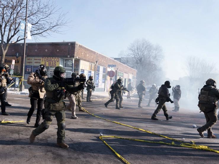 Federal agents run towards demonstrators and fire munitions