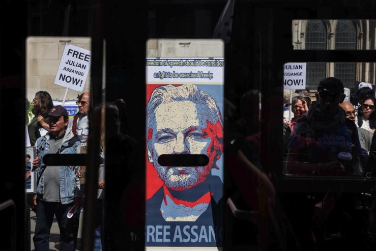 Supporters of Julian Assange protest outside of the Royal Court of Justice, on the day of an extradition hearing of the WikiLeaks founder, in London, Britain, May 20, 2024. Picture taken through a vehicle. REUTERS/Hollie Adams