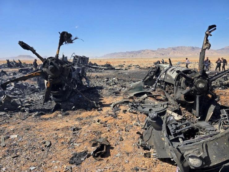The wreckage of an American aircraft and a helicopter rotor in Isfahan, Iran.