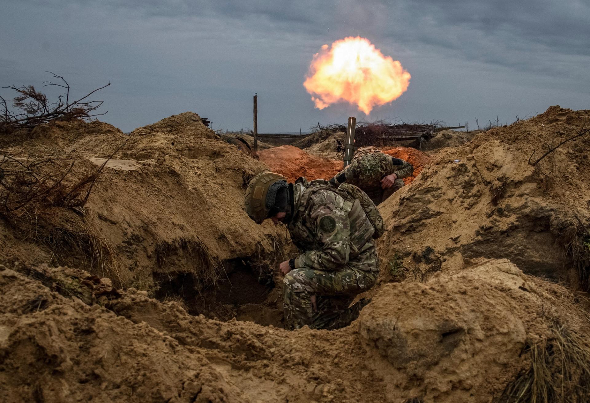 Ukrainian service members fire a mortar during an exercise, amid Russia's attack on Ukraine, in Kyiv region, Ukraine November 8, 2023. 