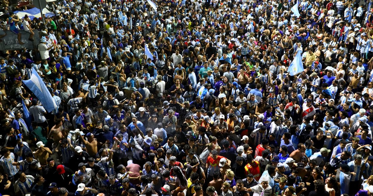 Drone video of crowds in Buenos Aires celebrating World Cup win | Semafor