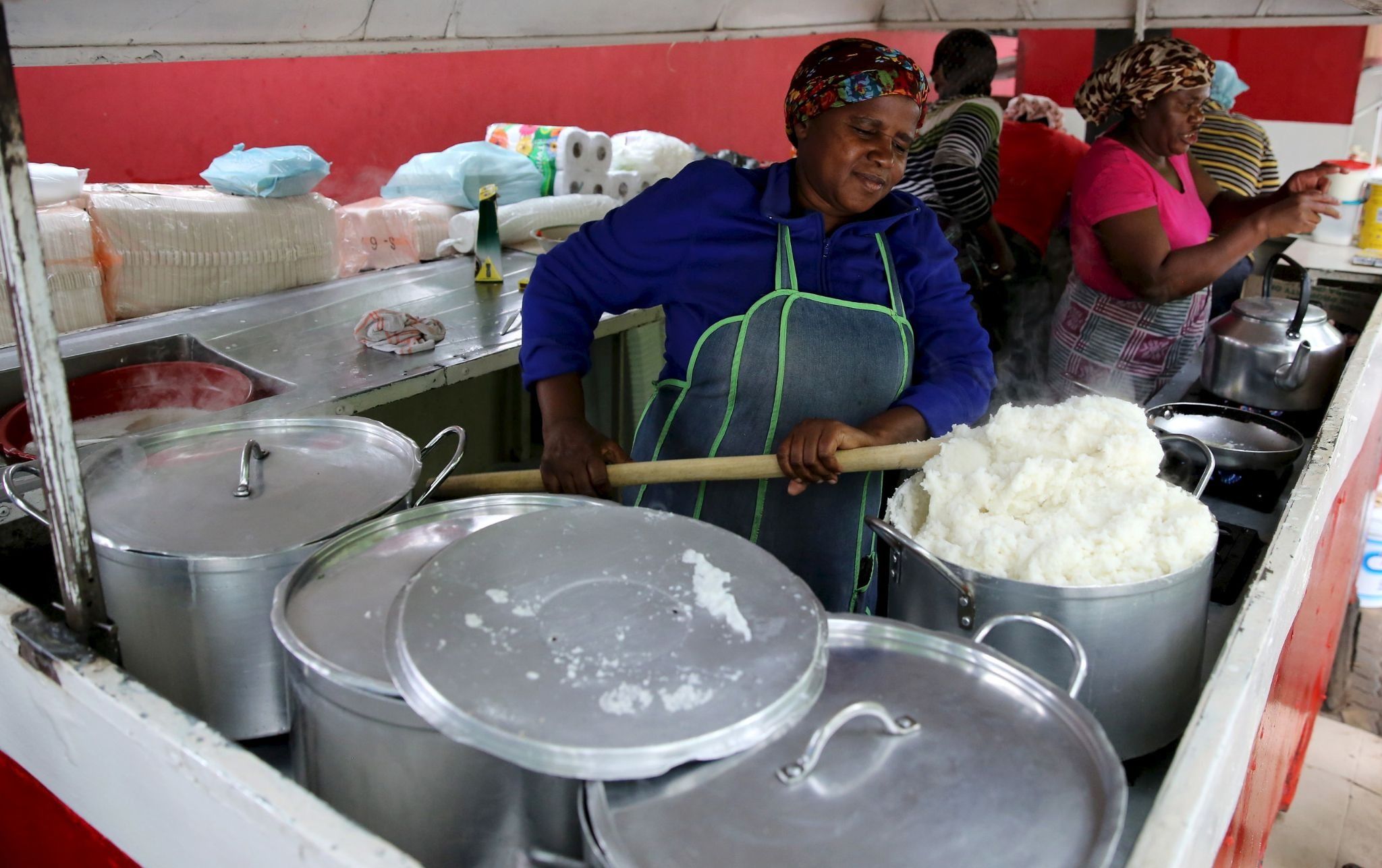 Lindi Sehlabela prepares “pap”, a traditional porridge made from mielie-meal, in Sandton.